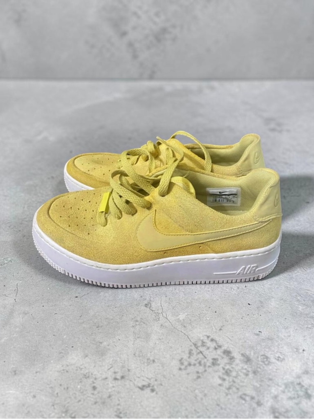 NIKE AIR FORCE 1 SAGE LOW CELERY Platform Suede Tennis Shoes Size 9 worn 1x